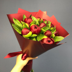 11 бордовых пионов